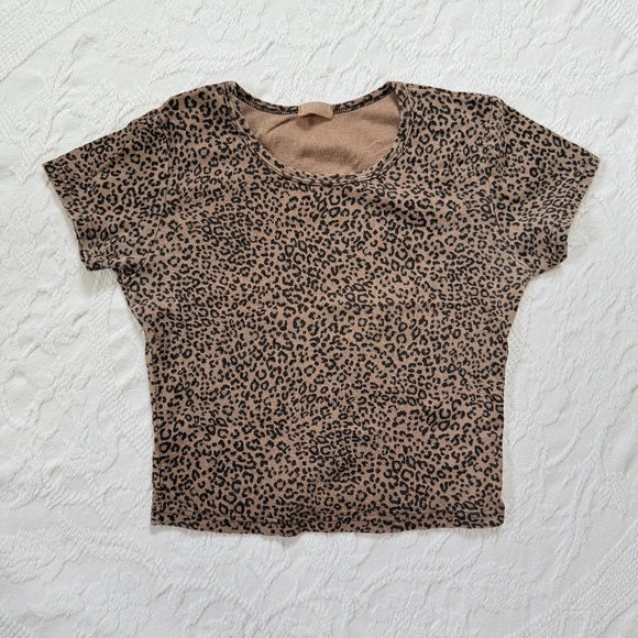 Brandy Melville Leopard Crop Tee - Picture 3 of 4